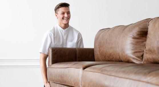 Mann entrümplet Sofa