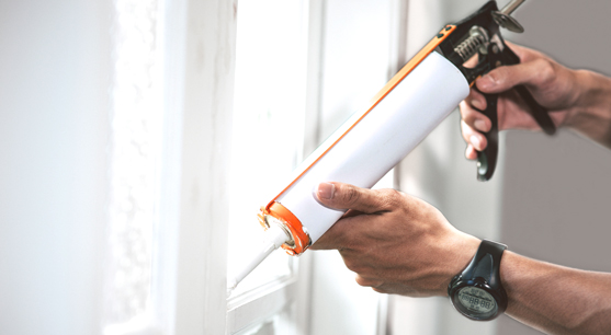 Fenster wird mit Silkon gedichtet